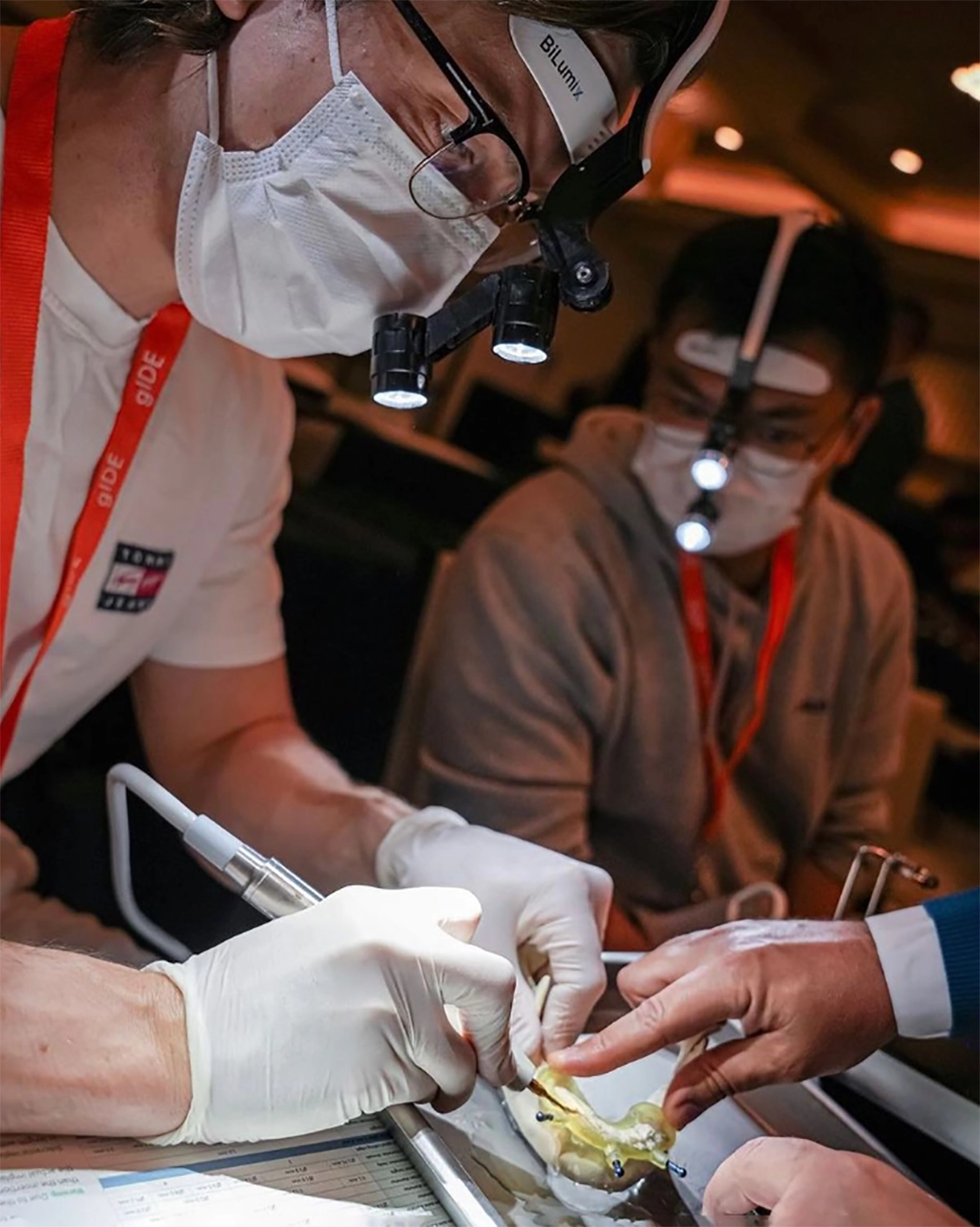 Estudiantes de odontología practicando con lupas quirúrgicas Bilumix