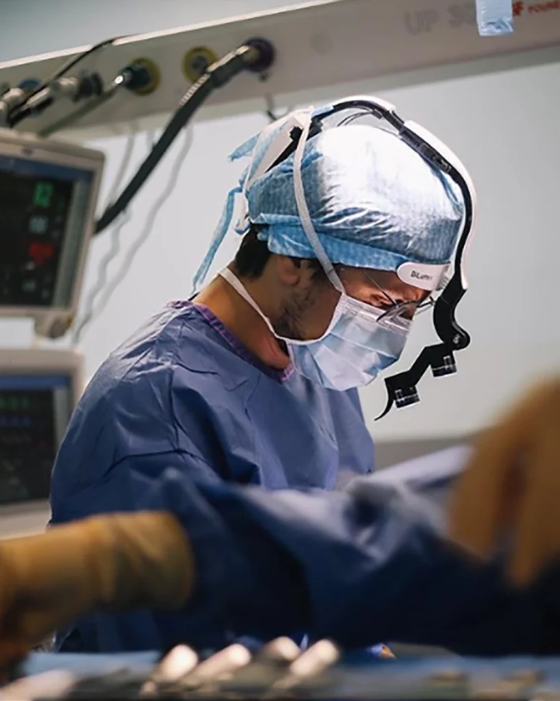 Cirujano con lupas Bilumix en quirófano hospitalario