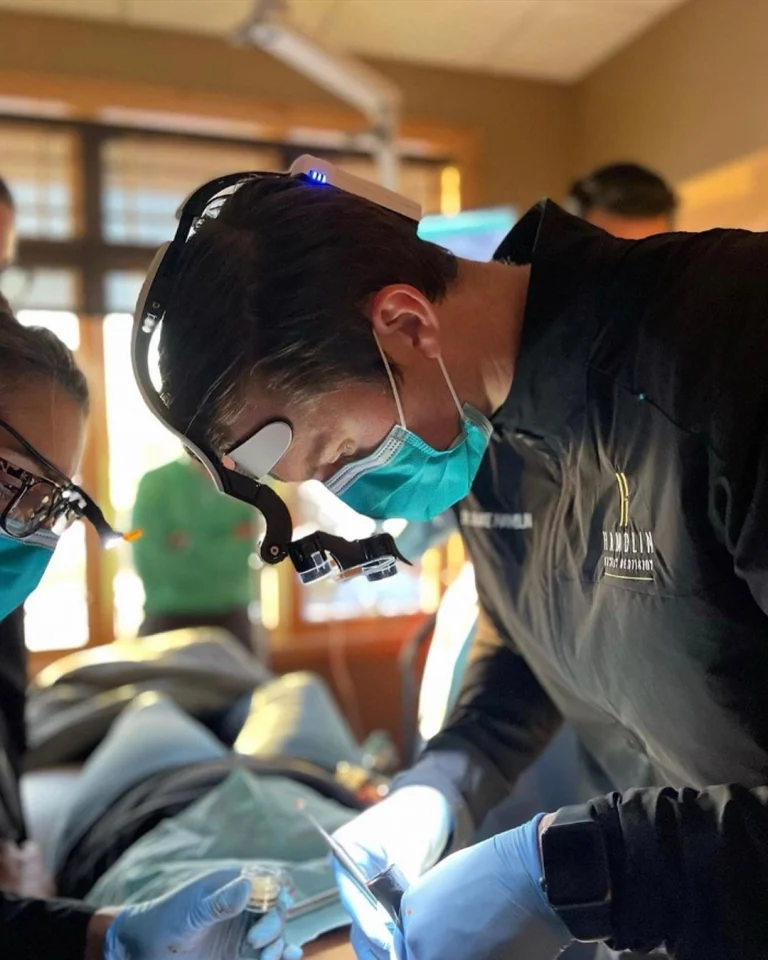 Cirujano oral usando lupas de magnificación Bilumix durante un tratamiento