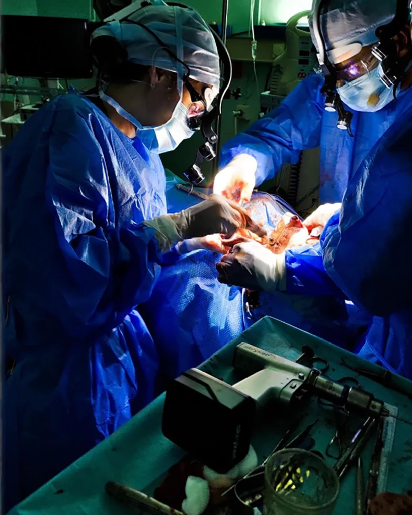 Equipo médico operando con lupas Bilumix en cirugía mayor